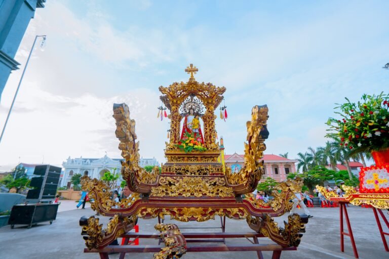 Dâng hoa kính Đức Mẹ 2021