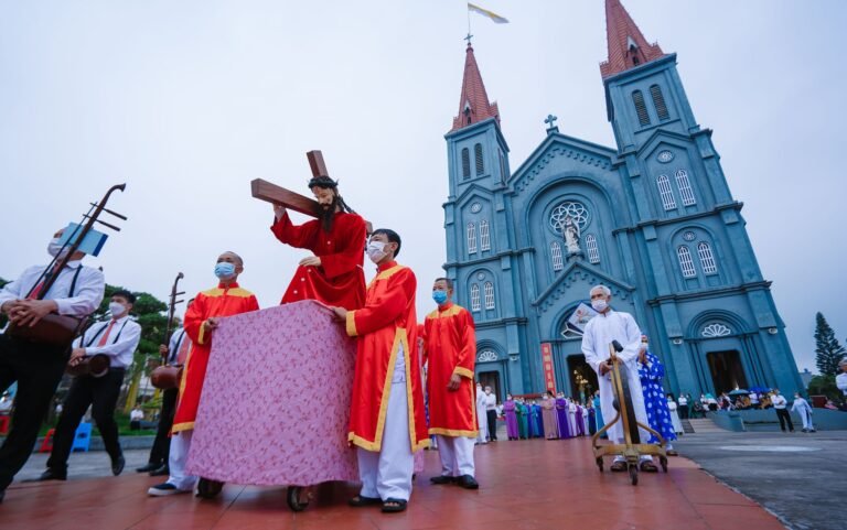 CHIỀU THỨ SÁU TUẦN THÁNH TƯỞNG NIỆM CUỘC THƯƠNG KHÓ CỦA CHÚA GIÊSU – SUY TÔN THÁNH GIÁ