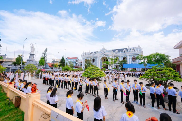 ĐỨC CHA TOMA BAN BÍ TÍCH THÊM SỨC VÀ LÃNH NHẬN ƠN CHÚA THÁNH THẦN