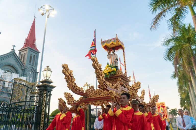 MỪNG LỄ CÁC THÁNH NAM NỮ