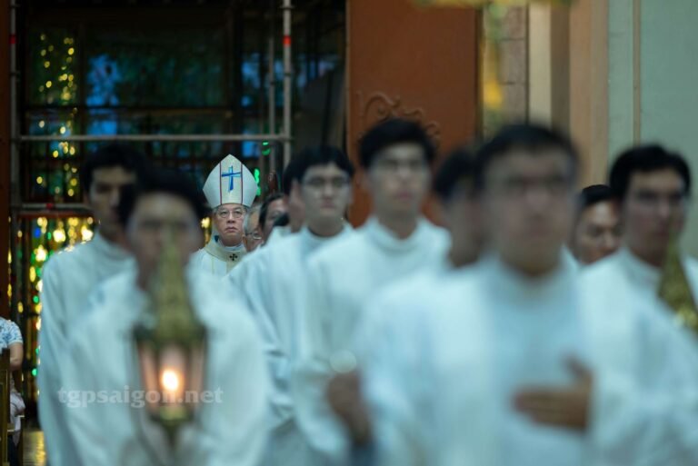 Thánh lễ mừng kính Đức Maria Vô Nhiễm Nguyên Tội tại Vương Cung Thánh Đường Đức Bà Sài Gòn