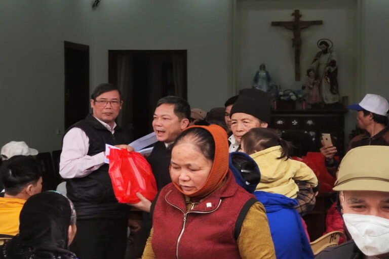 Gx. Nam Dương: Trao quà Giáng sinh yêu thương