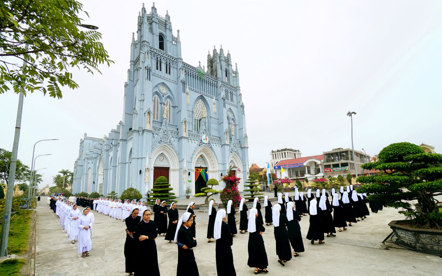 Read more about the article Liên Tu sĩ trẩy hội hành hương