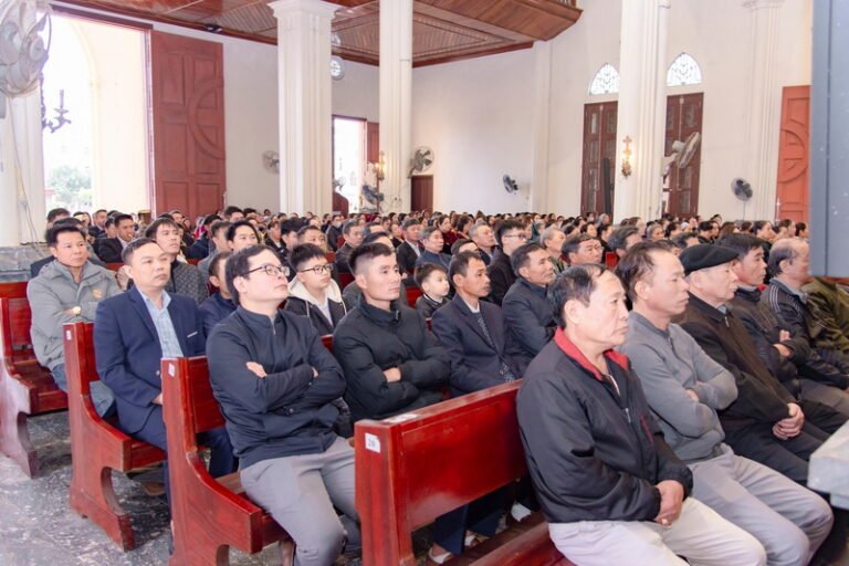 Giáo xứ Cổ Ra hành hương Đền Thánh Báo Đáp