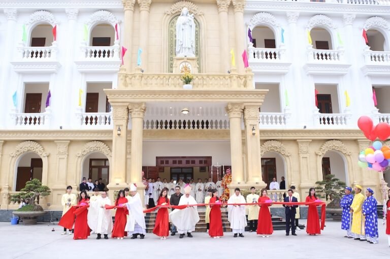 ĐGM Kevin William Vann về giáo họ Phương Đức