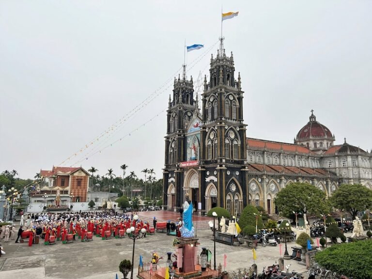 Giáo xứ Quế Phương chầu Thánh Thể