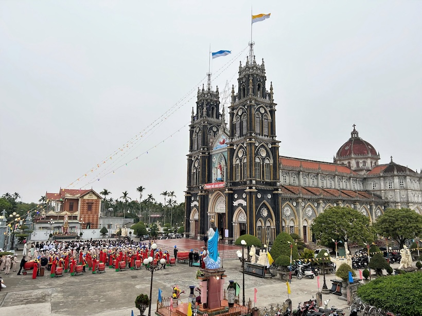 Read more about the article Giáo xứ Quế Phương chầu Thánh Thể