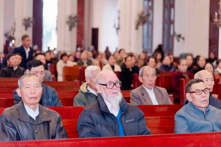 Báo Đáp: Quý chức HĐMV hành hương và tĩnh tâm