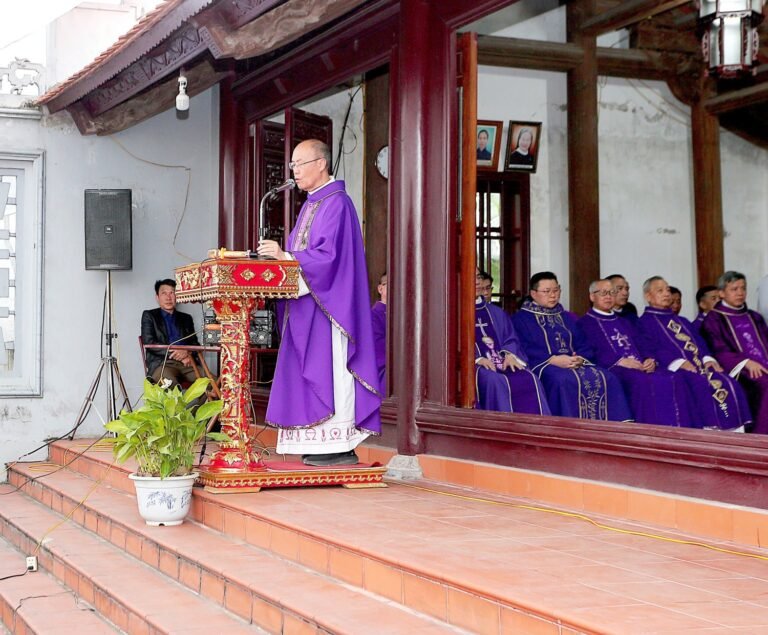 Đức TGM Giuse dâng lễ nơi nhà Tổ ba gian