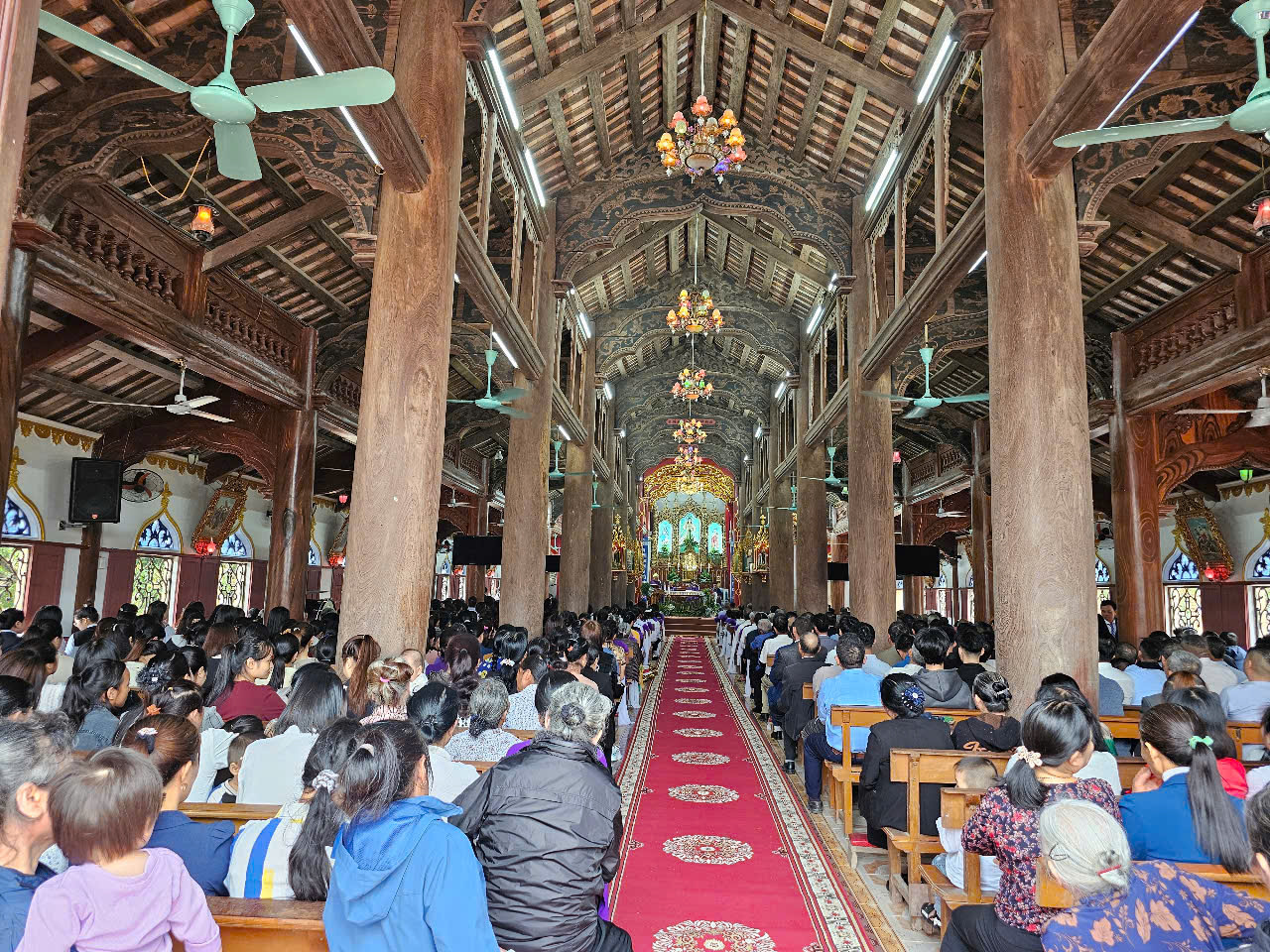 Read more about the article Giáo xứ An Lãng: Thánh lễ chính tiệc tuần chầu