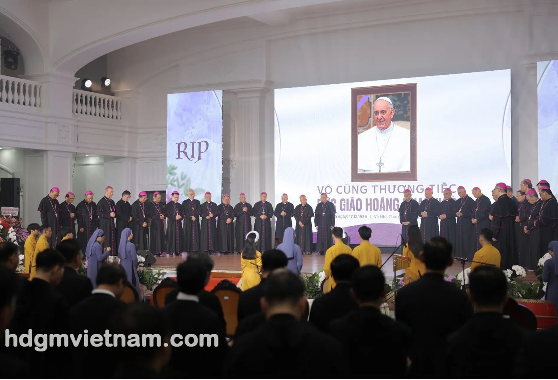 Read more about the article Hội đồng Giám mục khai mạc Hội nghị thường niên kỳ I/2025 và cầu nguyện cho Đức cố Giáo hoàng Phanxicô