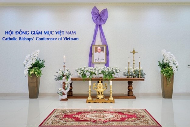 Read more about the article Buổi Cầu Nguyện và đón tiếp Trưởng Ban Tôn Giáo Chính Phủ cùng các ban ngành, Tôn Giáo bạn đến viếng Di Ảnh Đức Giáo Hoàng Phanxicô