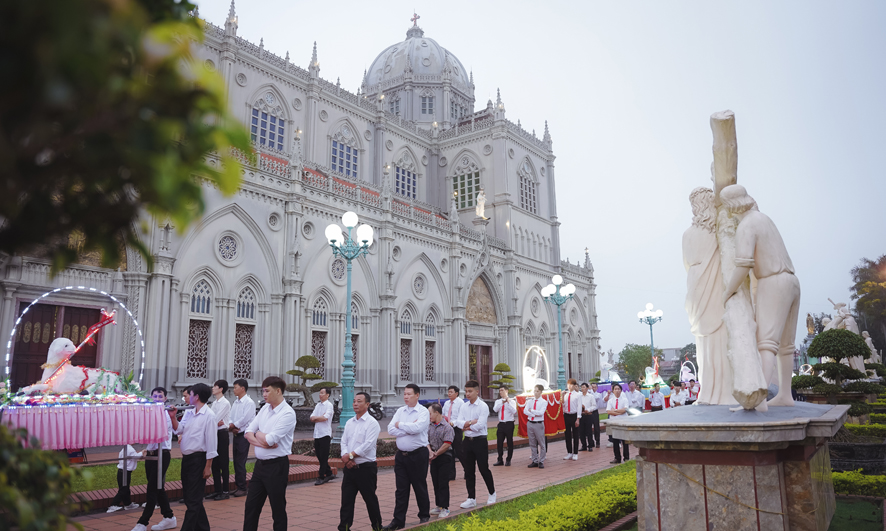 Read more about the article Giáo xứ Kiên Lao: Thánh lễ Tiệc ly yêu thương