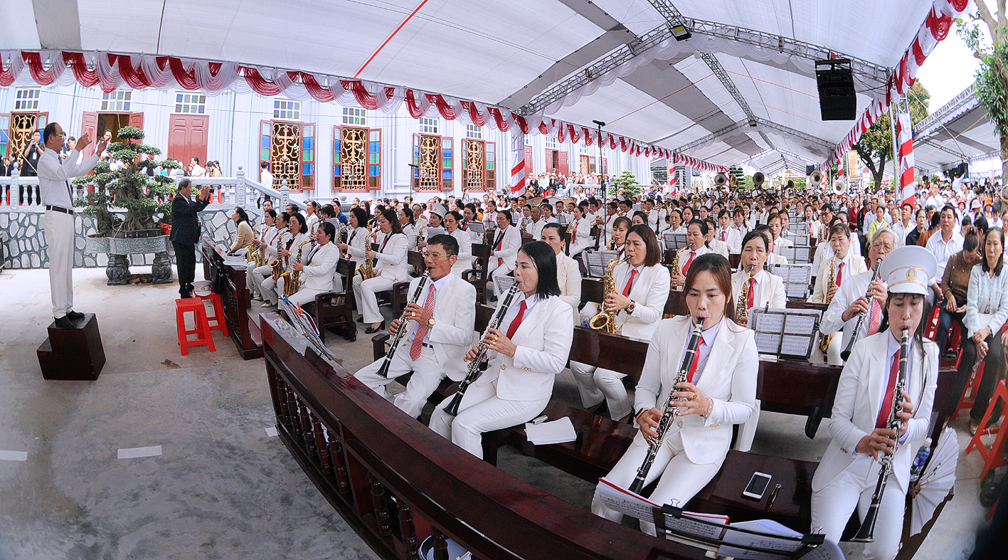 Read more about the article Chùm ảnh đẹp lễ Truyền Dầu giáo phận Bùi Chu