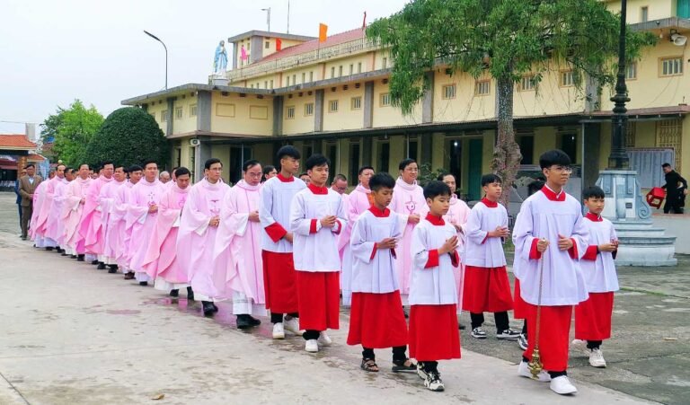 Giáo xứ Hoành Nhị: Tuần chầu lượt màu hồng