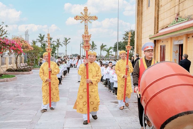 Read more about the article Phương Lạc mừng công và ban Bí tích Thêm sức