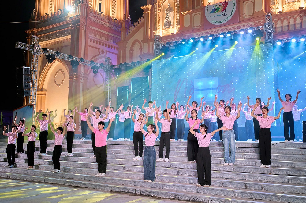 Read more about the article Cắt băng khánh thành và làm phép nhà thờ Quỹ Nhất