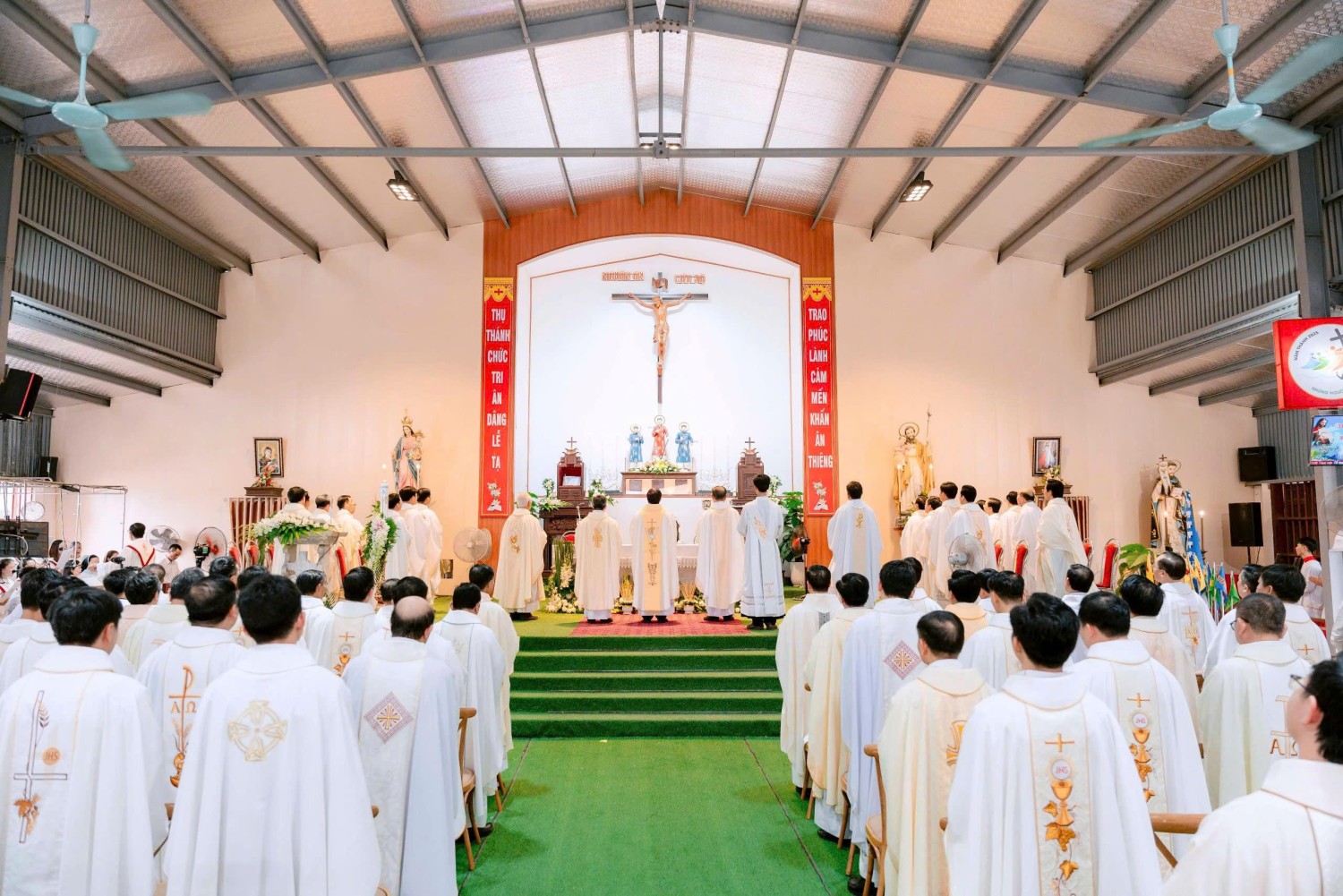 Read more about the article Cha Đaminh Ngô Văn Giang dâng lễ đầu đời linh mục