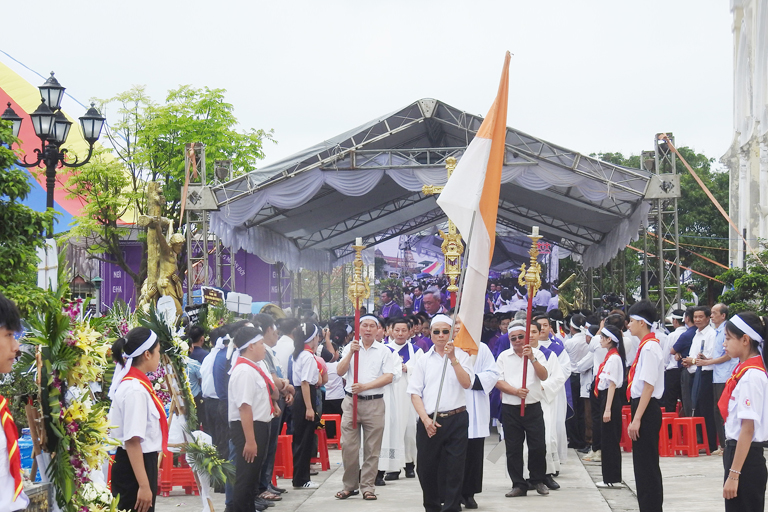 Read more about the article Hình ảnh lễ An táng Cha Phêrô Nguyễn Đức Long
