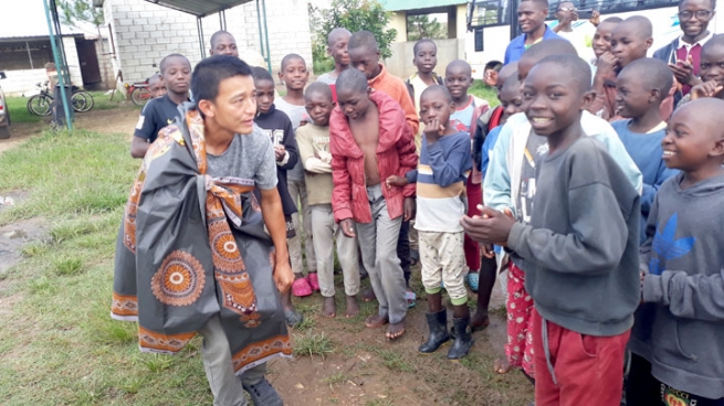 Read more about the article Zambia – Một nhà truyền giáo Việt Nam giữa vòng tay trẻ em đường phố Châu Phi