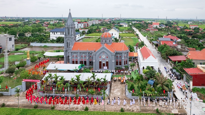 Read more about the article Họ Nam Hưng dâng hoa và khánh thành nhà mục vụ
