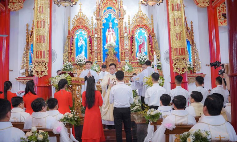 Thánh lễ tạ ơn cha mới Gioan B. Phan Văn Điền