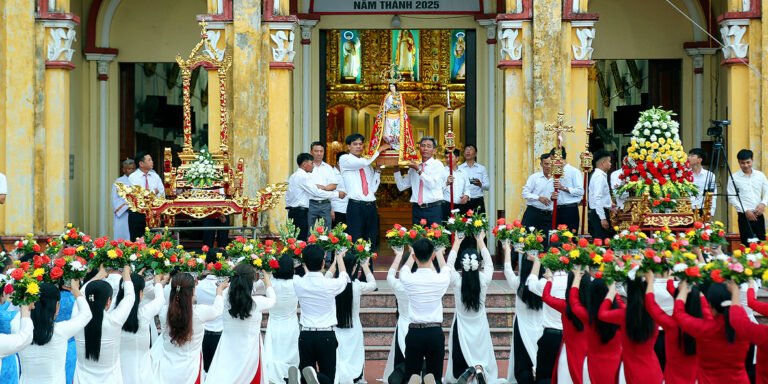 Lạc Nam khai mạc tháng hoa dâng kính Đức Mẹ