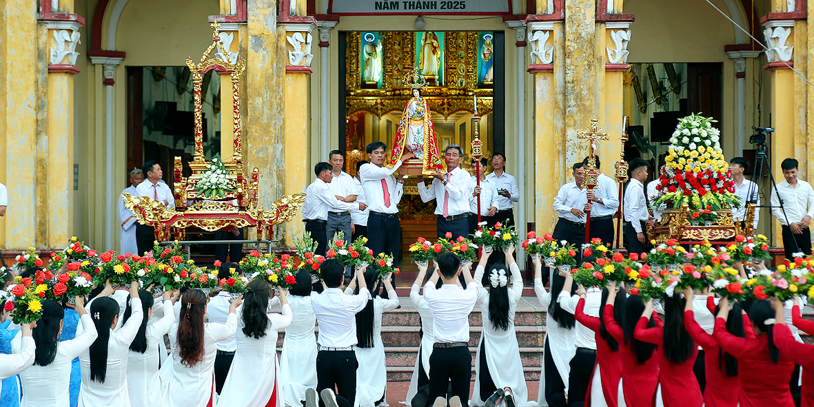 Read more about the article Lạc Nam khai mạc tháng hoa dâng kính Đức Mẹ