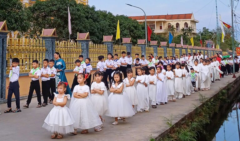 Thuận Thành kính thánh Giuse, khai mạc Tháng Hoa