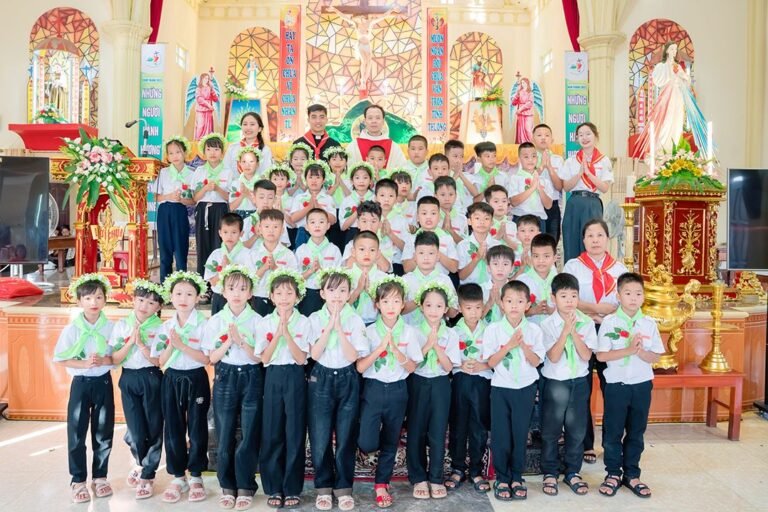 Gx. Phúc Đông: 43 em xưng tội và rước lễ lần đầu