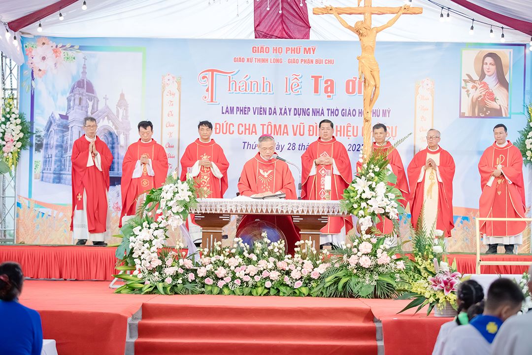 Read more about the article Thánh lễ làm phép đá xây dựng nhà thờ họ Phú Mỹ