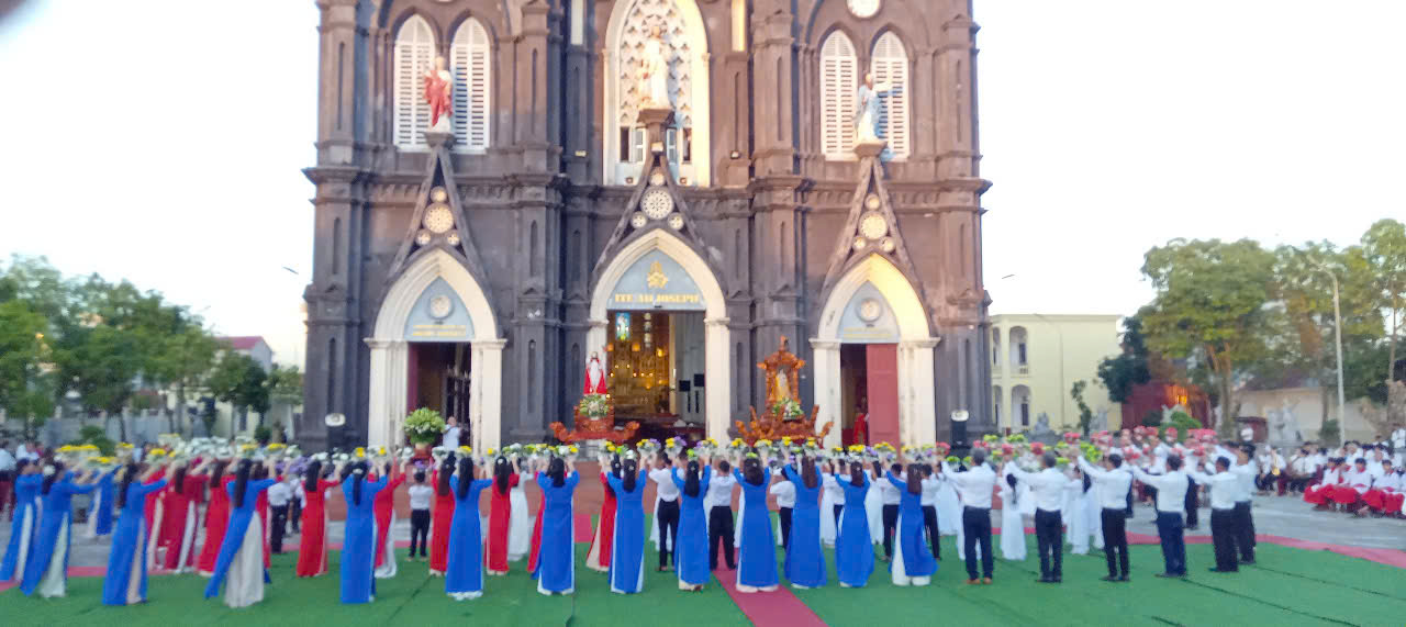 Read more about the article Giáo xứ Nam Điền kết thúc tháng Hoa