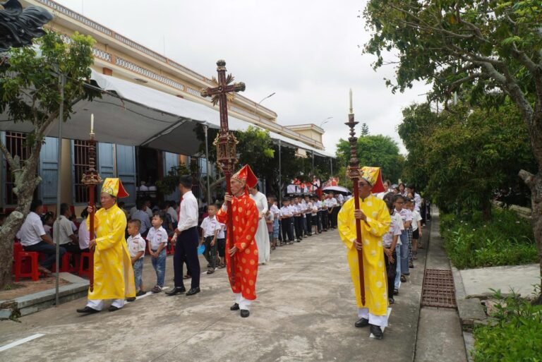 Gx. Thánh Thể chầu lượt trùng lễ Mình và Máu Chúa 