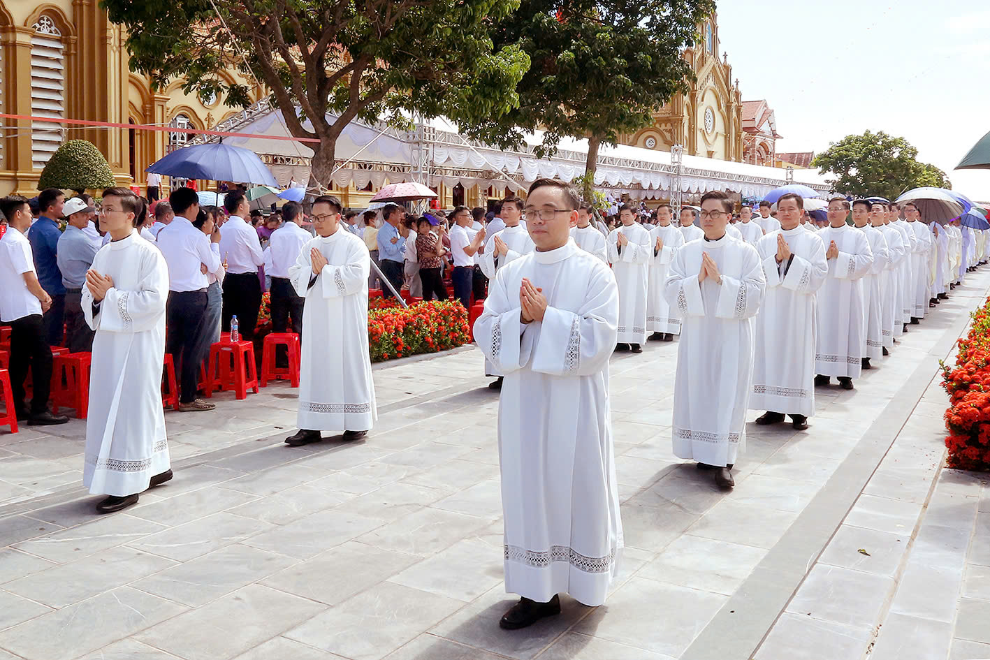 Read more about the article Thánh lễ truyền chức phó tế cho 19 tiến chức 