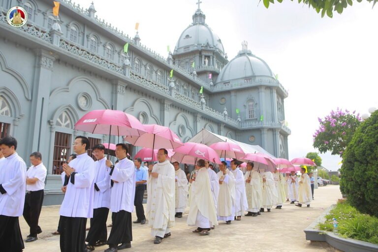 Giáo xứ Đồng Tâm hân hoan đón cha xứ mới