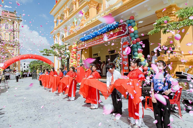 Hoành Đông: Làm phép nhà Giáo lý và Thêm sức