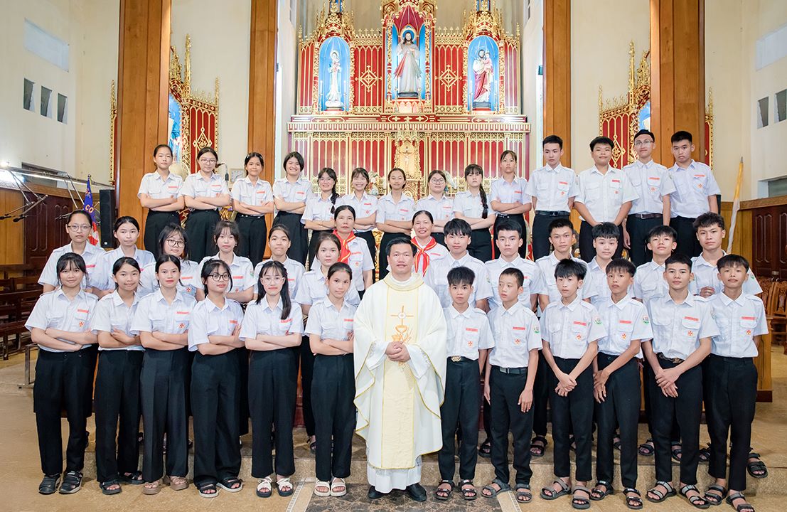Read more about the article Quần Vinh: 38 em thiếu nhi tốt nghiệp trường giáo lý