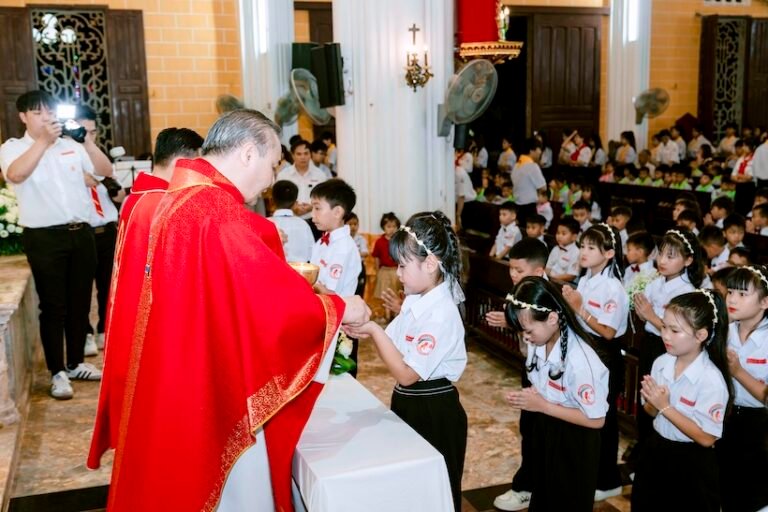 Kiên Lao: 201 em được xưng tội và rước lễ lần đầu