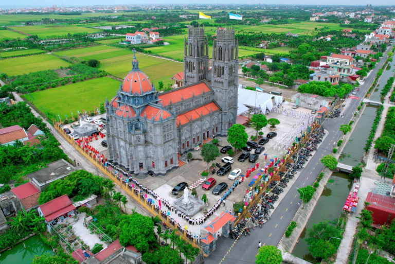 Tân Giáo xứ Đông Cát đón cha xứ tiên khởi