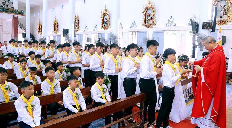 Định Hải: 101 thiếu nhi chịu phép Thêm sức