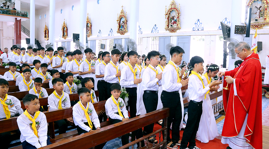 Read more about the article Định Hải: 101 thiếu nhi chịu phép Thêm sức
