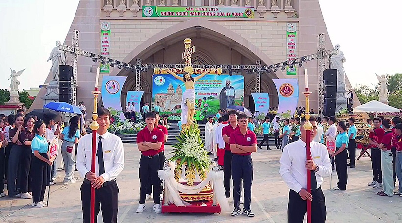 Read more about the article Giới trẻ hạt Đại Đồng hành hương và mừng quan thầy