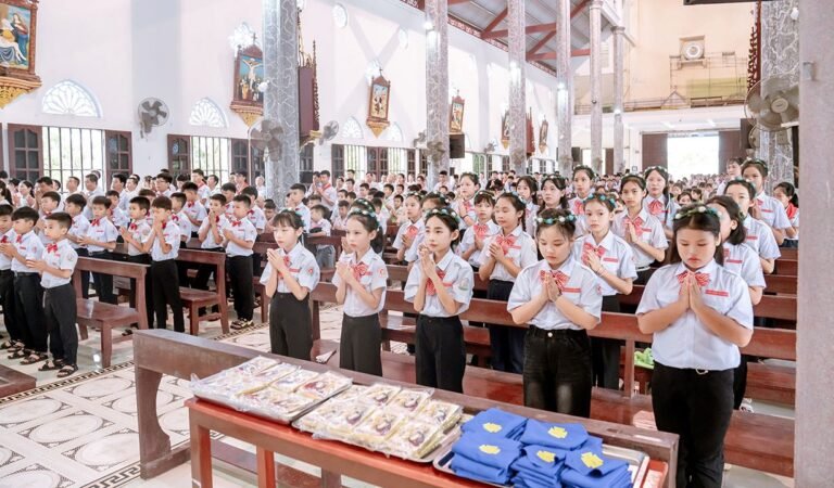 Ân Phú: 40 em thiếu nhi xưng tội và rước lễ lần đầu