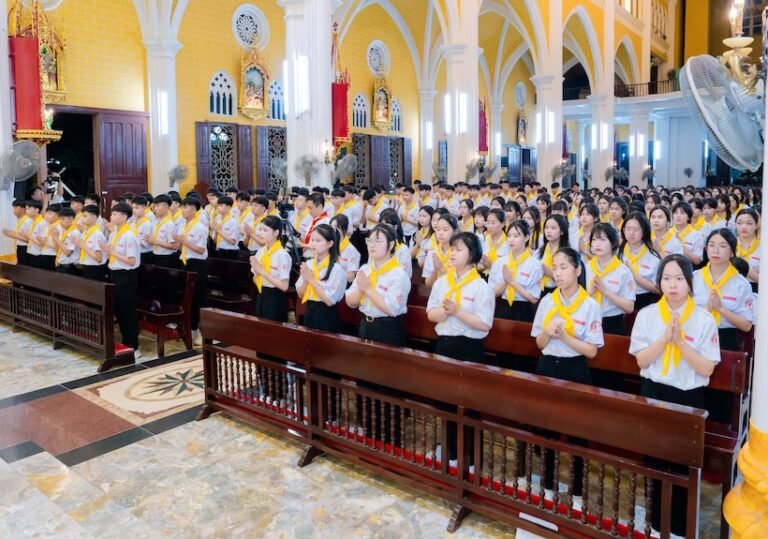 Kiên Lao: 186 em tuyên hứa và rước lễ Bao đồng