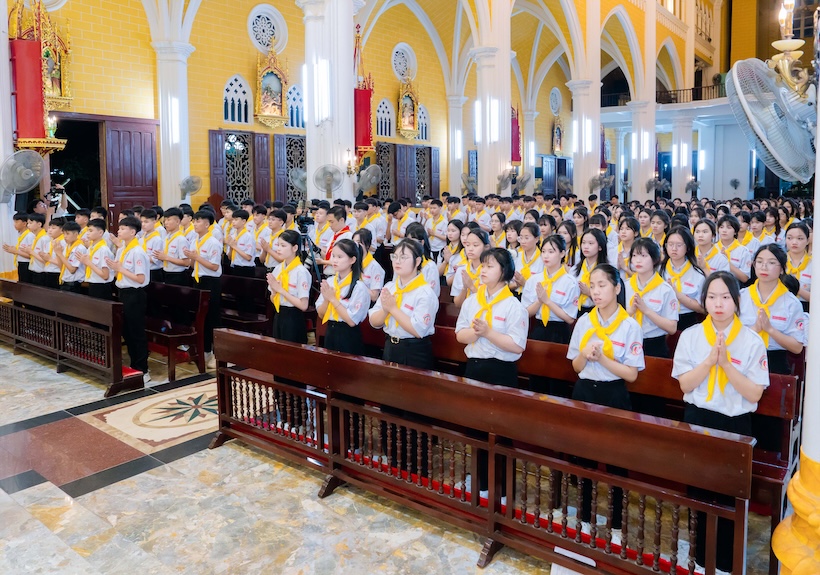 Read more about the article Kiên Lao: 186 em tuyên hứa và rước lễ Bao đồng