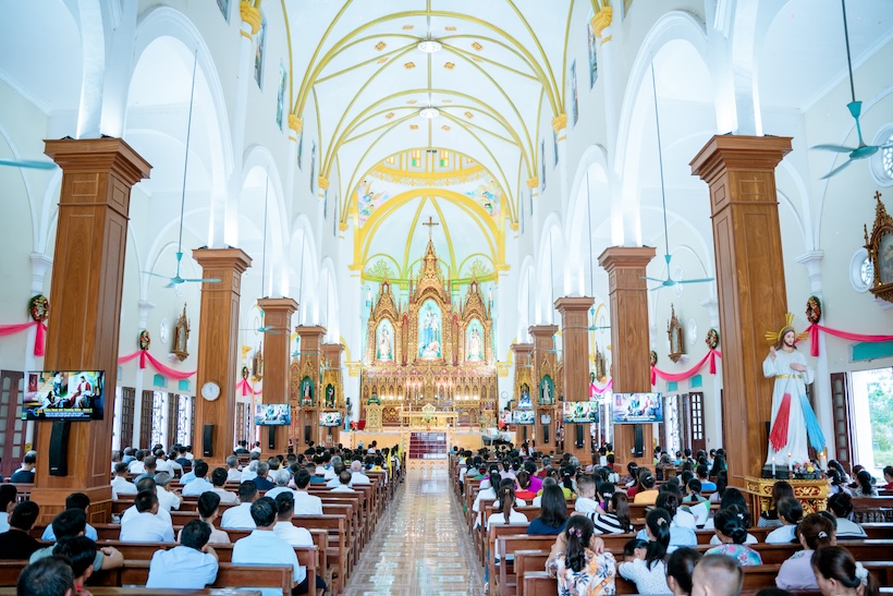 Read more about the article Hạnh phúc lần đầu tiên rước Mình Thánh Chúa