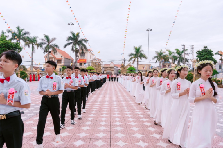 Gx. Phú Ninh: 98 thiếu nhi nhận bí tích Thêm sức