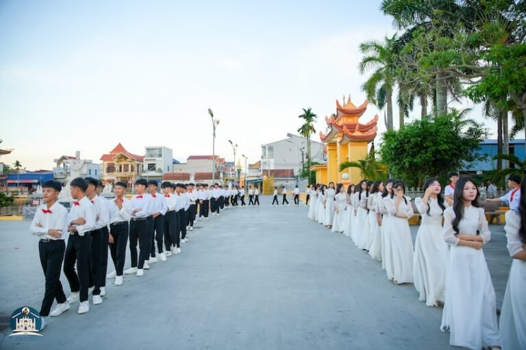 Trung Lao: 166 em tuyên hứa và rước lễ Bao Đồng