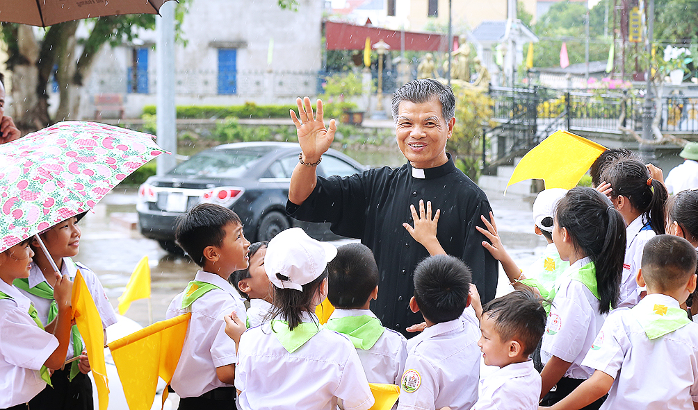 Read more about the article Giáo xứ Phú Hương hân hoan đón Cha xứ mới