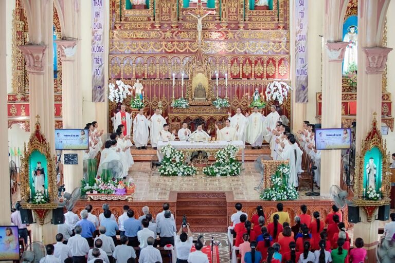 Tân linh mục Đaminh Vũ Văn Tuấn dâng lễ tạ ơn